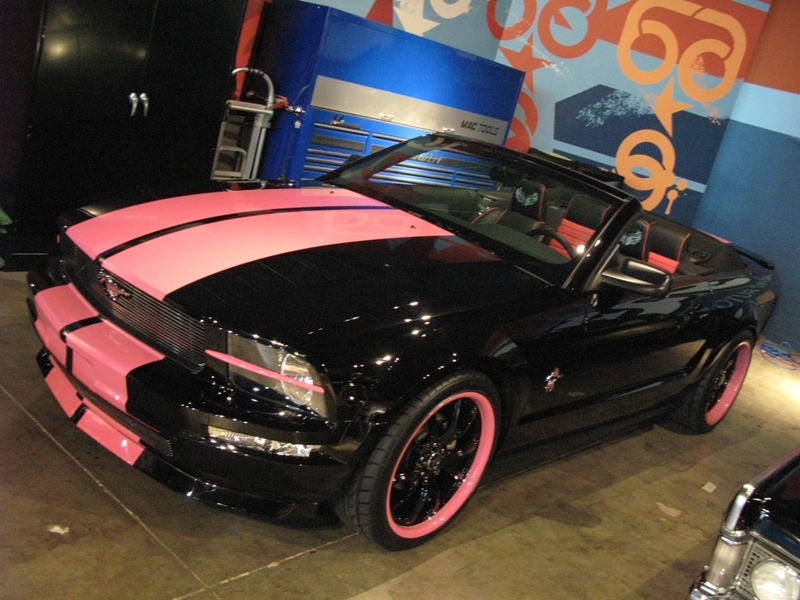 Galpin Auto Sports baut den Warriors in Pink Mustang