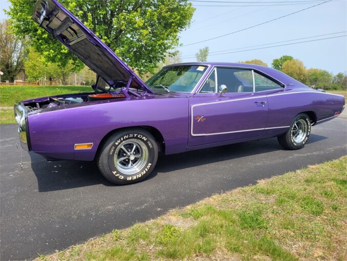 Dreiviertel-Frontansicht des roten 1970 Dodge Charger R/T in Plum Crazy
