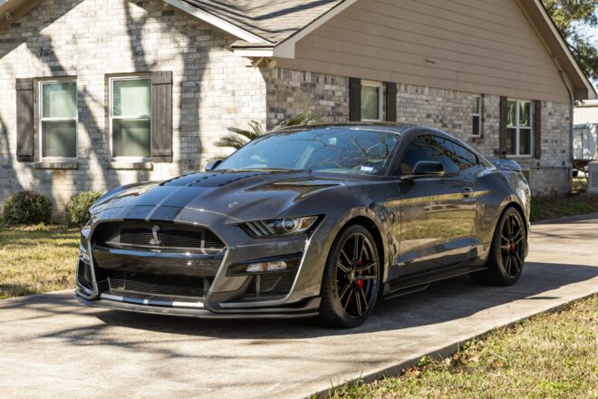 Magnetic-Metallic-farbener 2020 Ford Mustang Shelby GT500 von schräg vorne