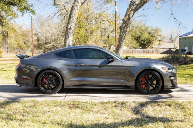 Seitenansicht des 2020 Ford Mustang Shelby GT500 mit schwarzen Streifen