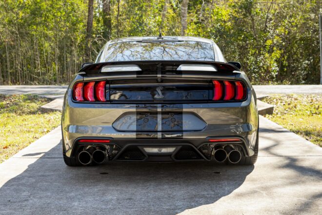 Heckansicht des 2020 Ford Mustang Shelby GT500 mit Heckflügel und vier Auspuffendrohren