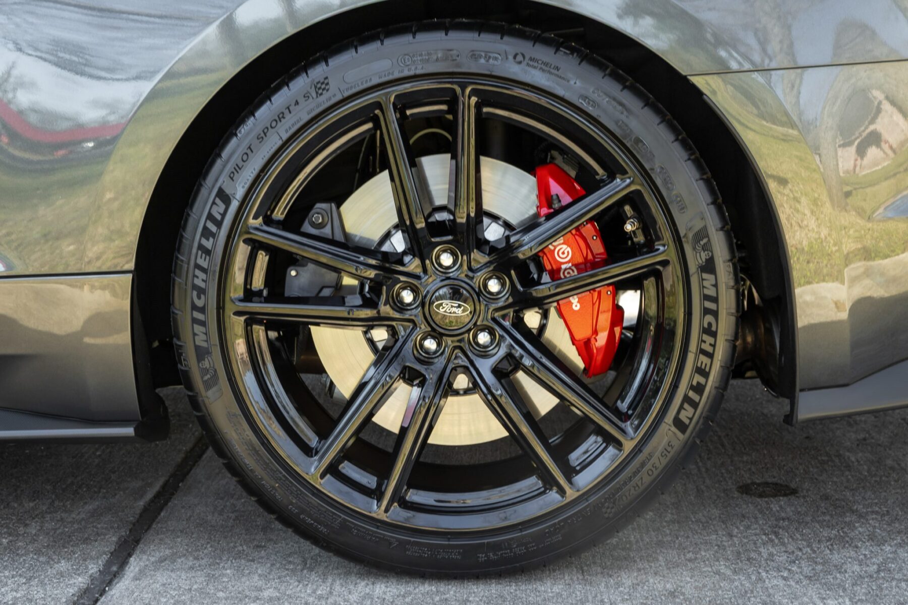 Schwarzes 20-Zoll-Rad mit rotem Brembo-Bremssattel am Shelby GT500