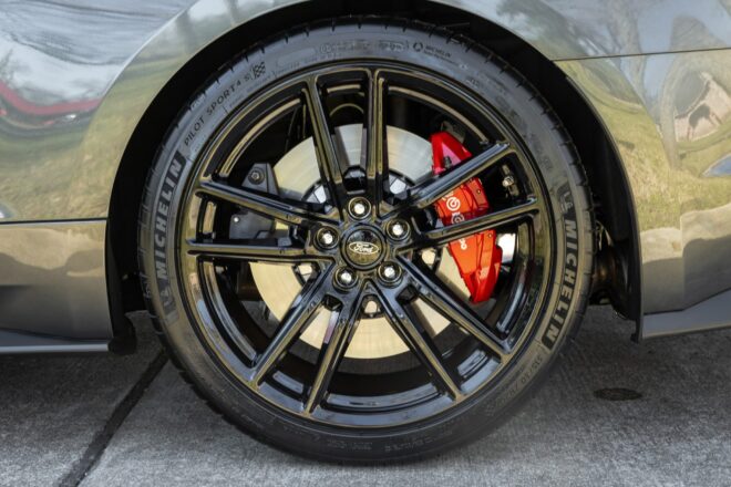 20-Zoll-Rad mit rotem Brembo-Bremssattel und Michelin Pilot Sport 4S
