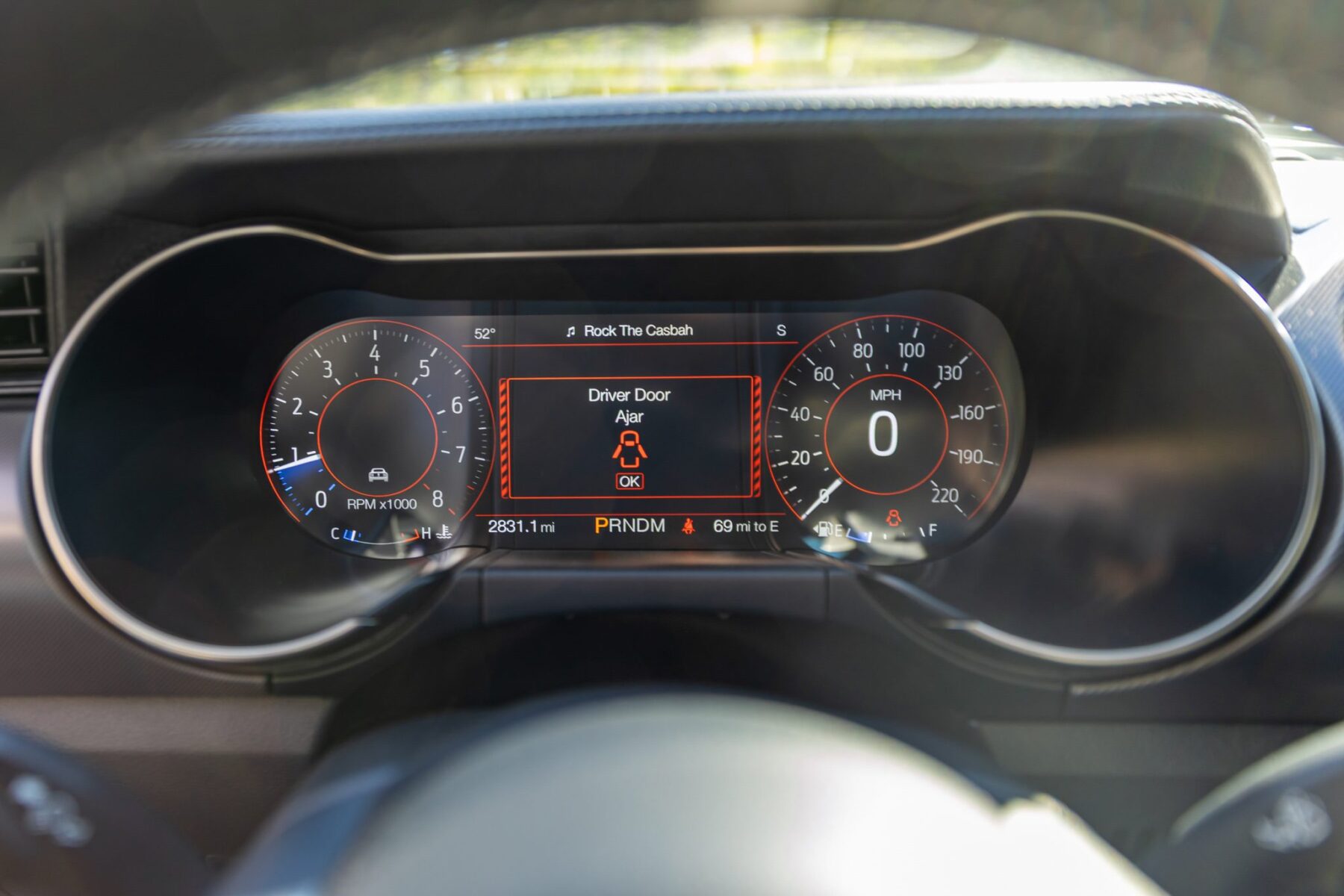 Digitales Kombiinstrument des Shelby GT500 mit 2.800 angezeigten Meilen