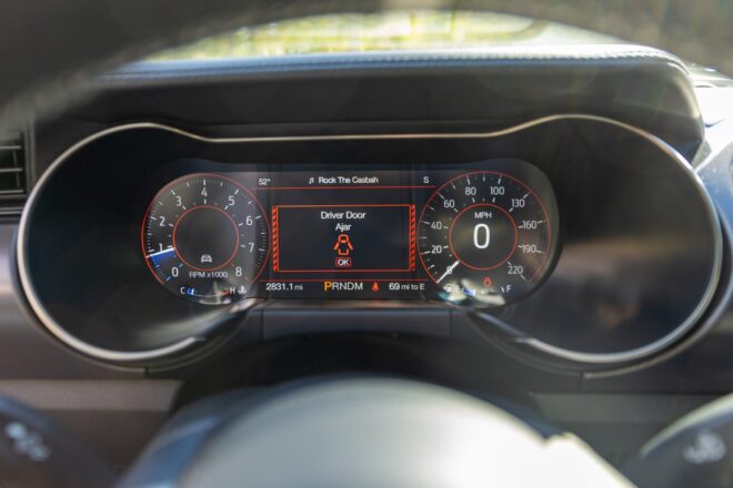 Digitales Kombiinstrument des Shelby GT500 mit 2.800 Meilen