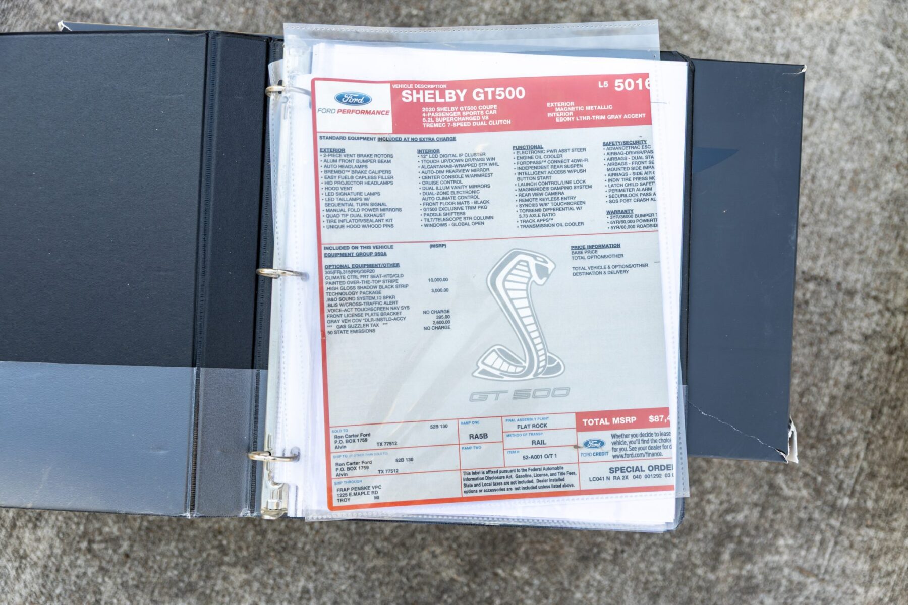 Ford-Werksunterlagen und Shelby-GT500-Window-Sticker aus der Auktion