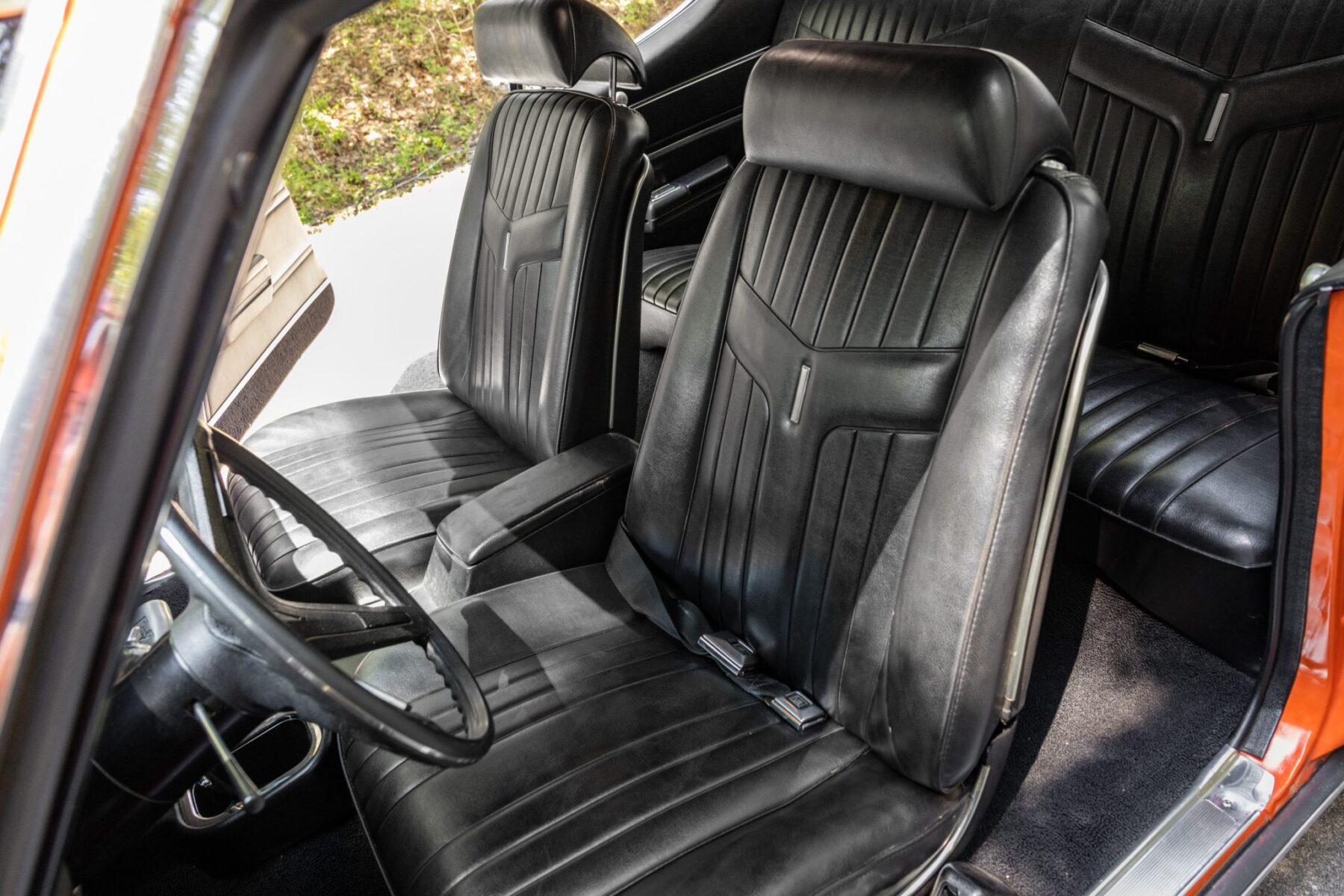 Schwarzer Innenraum des 1969 Pontiac GTO Judge mit Einzelsitzen und Mittelkonsole