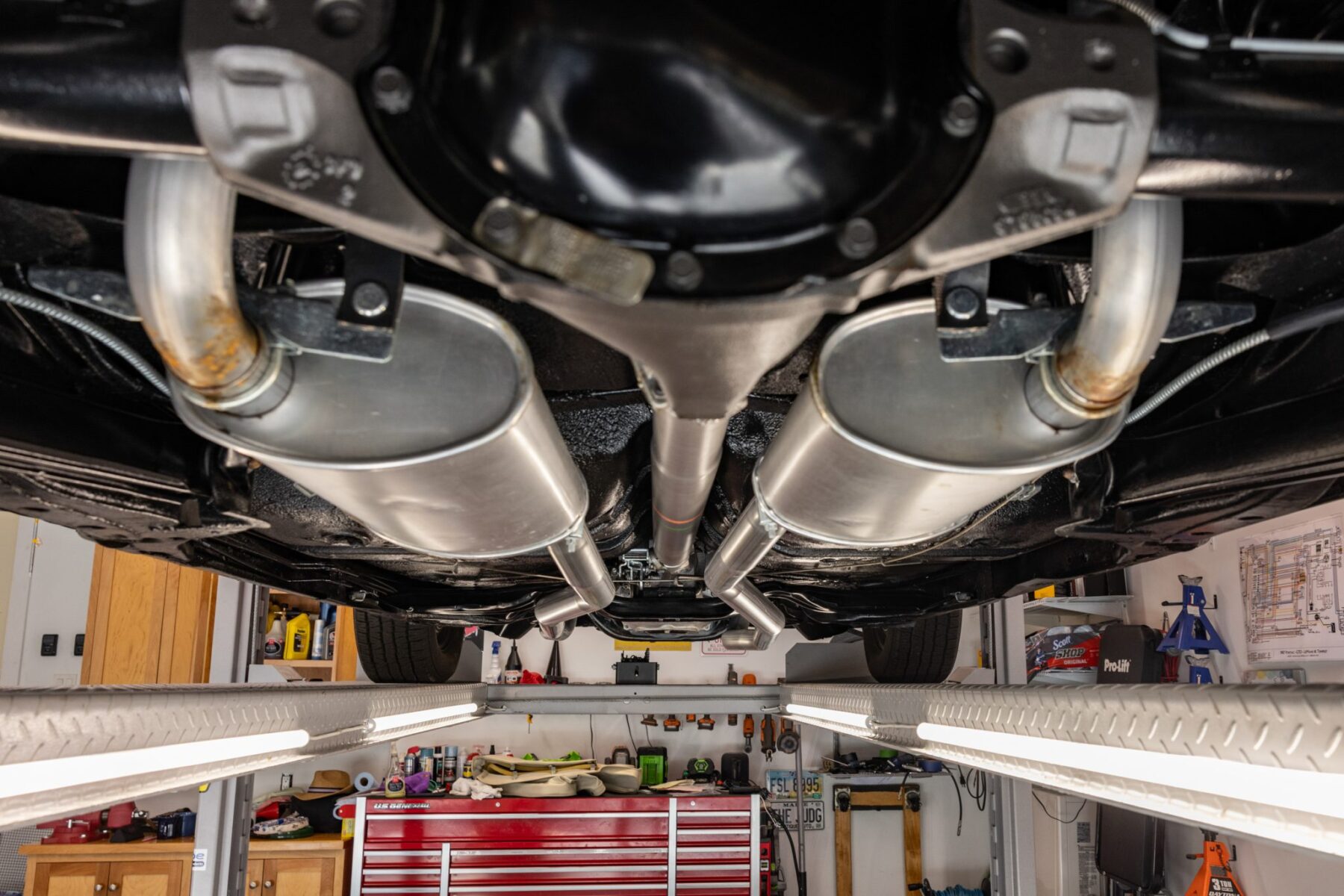 Unterboden des Pontiac GTO Judge mit Gardner-Doppelauspuffanlage