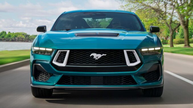 Türkisfarbener Ford Mustang FX Package des Modelljahrs 2026 in Frontansicht auf einer Straße