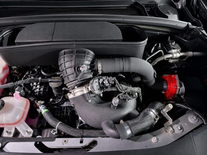 Hurricane-Sechszylinder mit rotem SRT-eBoost-Air-Verdichter im Motorraum
