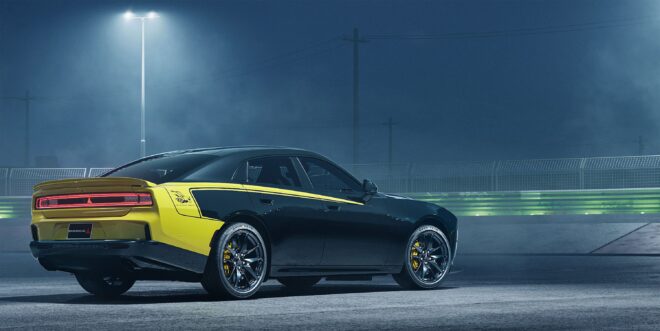 Viertürige 2027 Dodge Charger Super Bee in Diamond Black von schräg hinten
