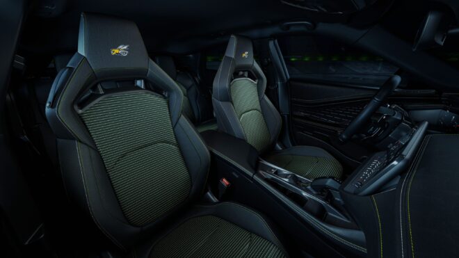 Stoffbezogene Performance-Sitze mit Bienenlogo im Dodge Charger Super Bee