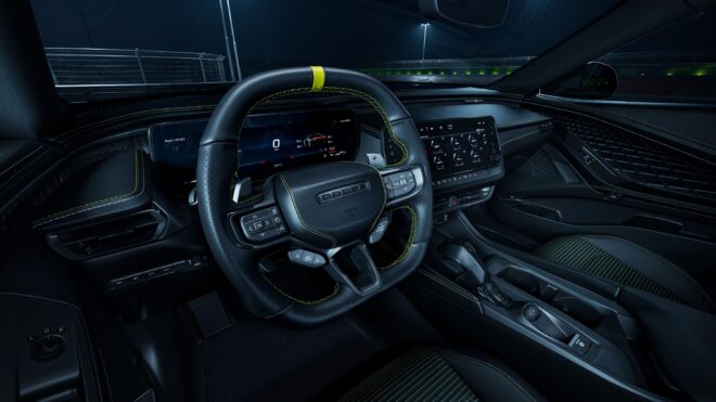Sportlenkrad mit RWD-Taste und Zwölf-Uhr-Markierung im Dodge Charger Super Bee