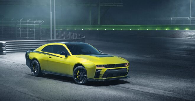 2027 Dodge Charger Super Bee in Sucker Punch von schräg vorne auf einer Rennstrecke