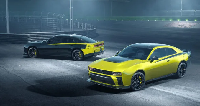 Zwei 2027 Dodge Charger Super Bee Launch Edition in Sucker Punch und Diamond Black