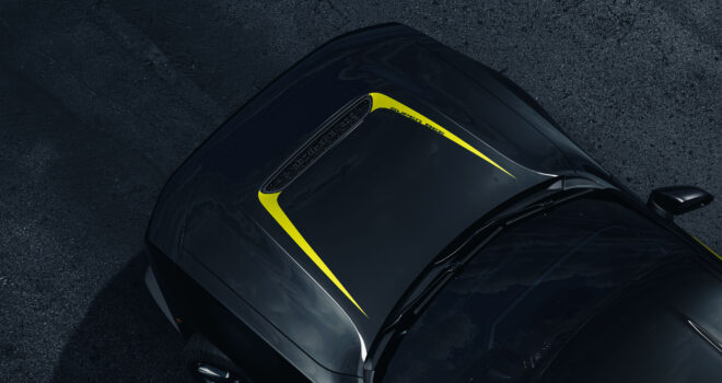 Schwarze Haubengrafik mit Sucker-Punch-Streifen auf der Dodge Charger Super Bee