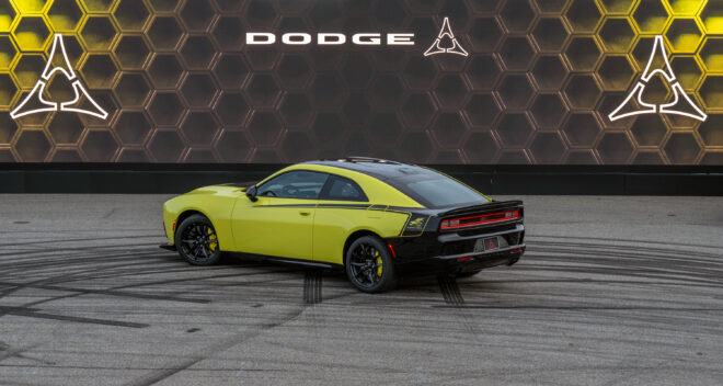 Dodge Charger Super Bee in Sucker Punch bei Roadkill Nights von der Seite