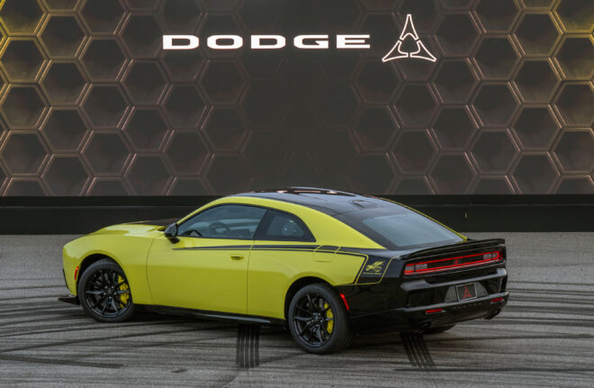 Dodge Charger Super Bee bei Roadkill Nights von schräg hinten