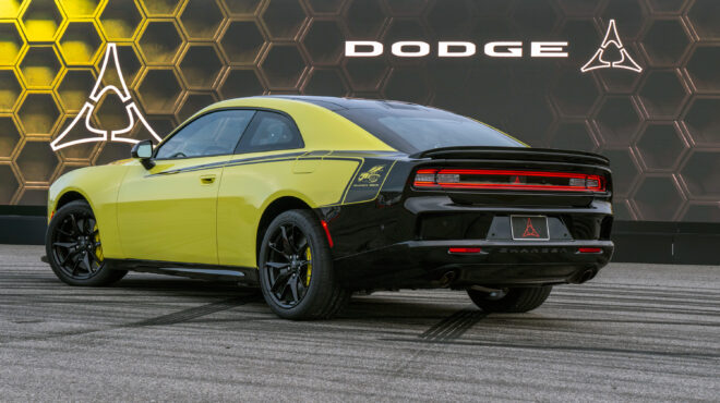 Dodge Charger Super Bee Launch Edition in Sucker Punch von hinten