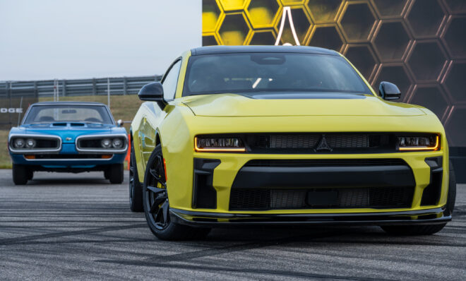 2027 Dodge Charger Super Bee vor einer klassischen blauen Super Bee