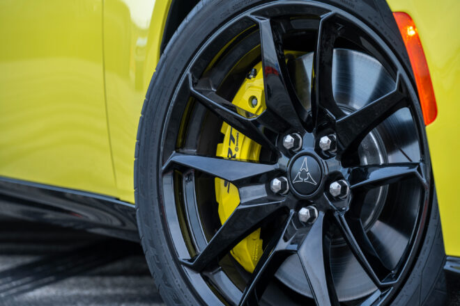 Schwarzes Schmiederad und gelbgrüner Bremssattel der Dodge Charger Super Bee