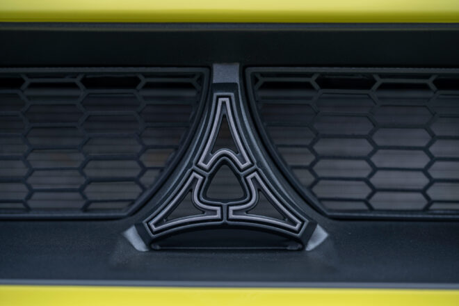 Dunkles Fratzog-Emblem im Kühlergrill der 2027 Dodge Charger Super Bee