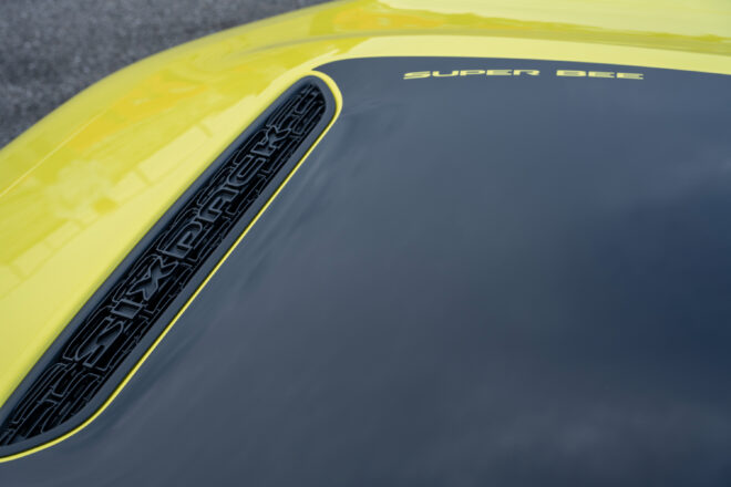 SIXPACK-Lufteinlass und schwarze Haubengrafik der Dodge Charger Super Bee