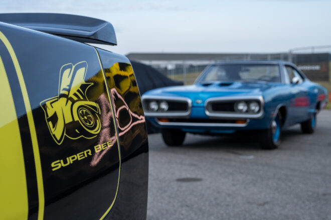 Turbo-Bienenlogo und Stinger-Seitengrafik der neuen Dodge Charger Super Bee