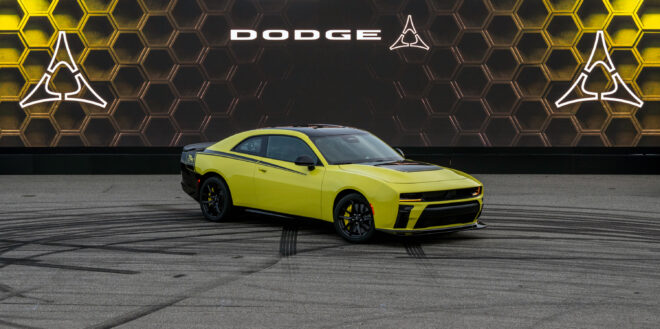 Dodge Charger Super Bee in Sucker Punch vor einer Dodge-Wabenwand