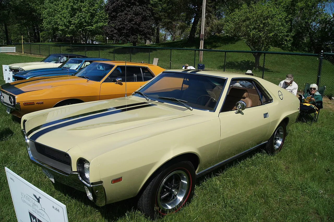 Roter AMC AMX von 1969 schräg von vorne