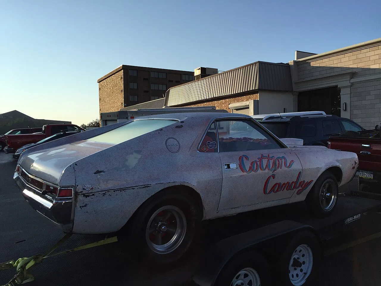 Historischer AMC Hurst SS/AMX Factory Drag Car auf einem Anhänger