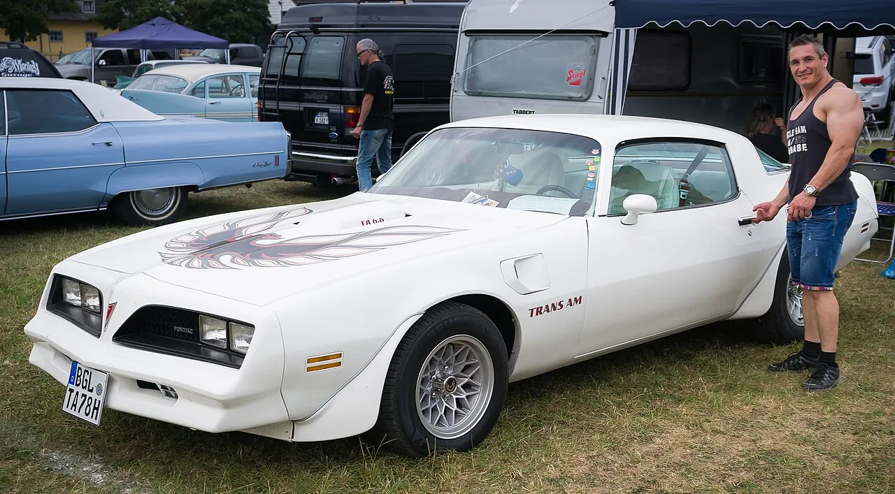 Amerikanischer Ford Mustang neben einem österreichischen Puch 500