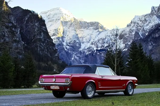 Ford Mustang von 1966 auf einer Straße in Oberösterreich