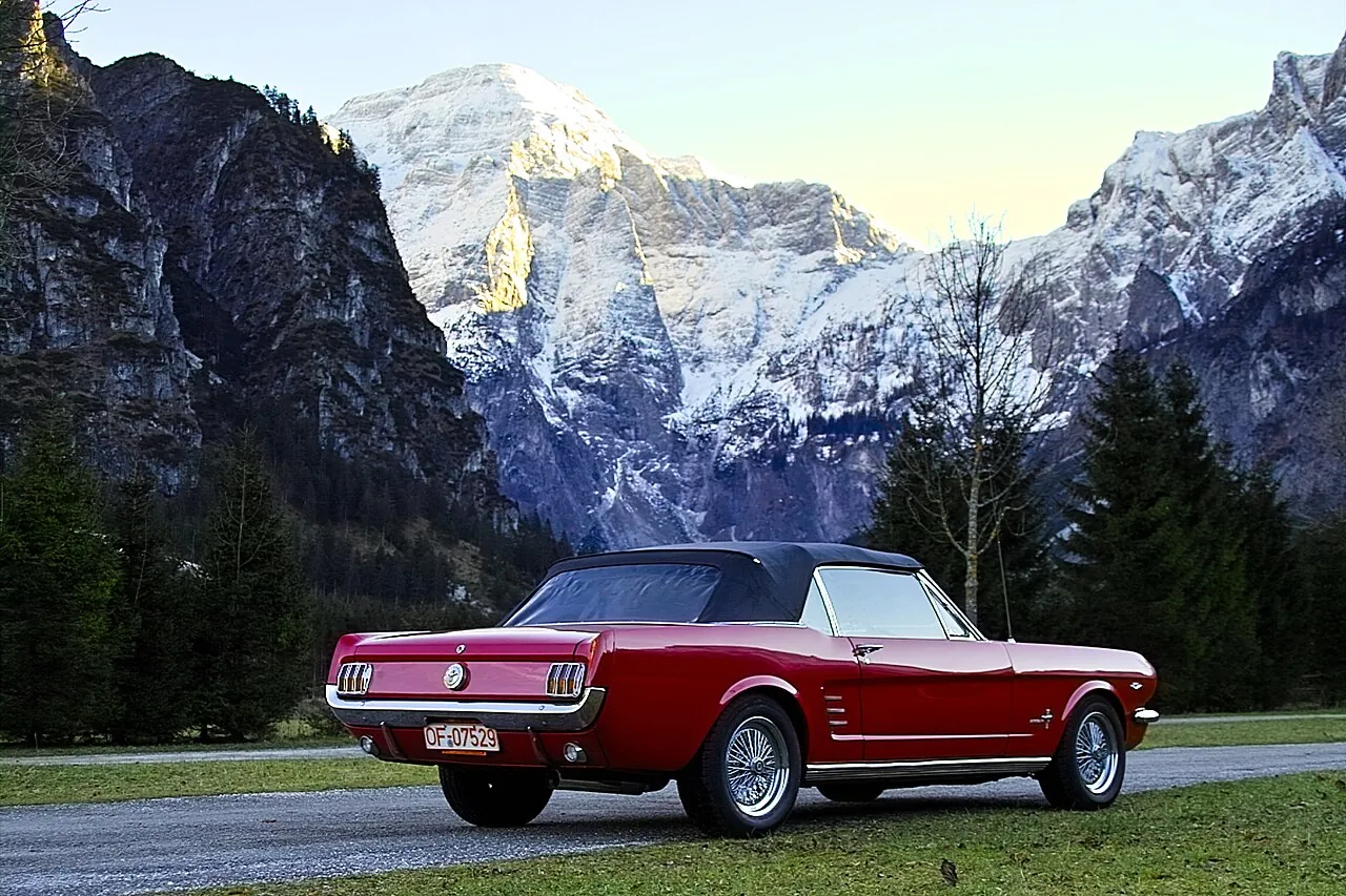 Ford Mustang von 1966 auf einer Straße in Oberösterreich