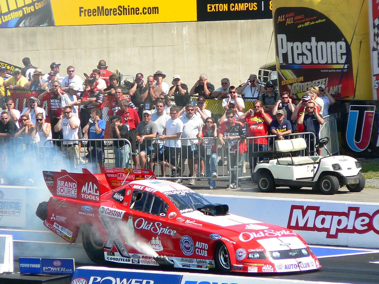 Drag-Racing-Fahrzeug beim Beginn eines Burnouts