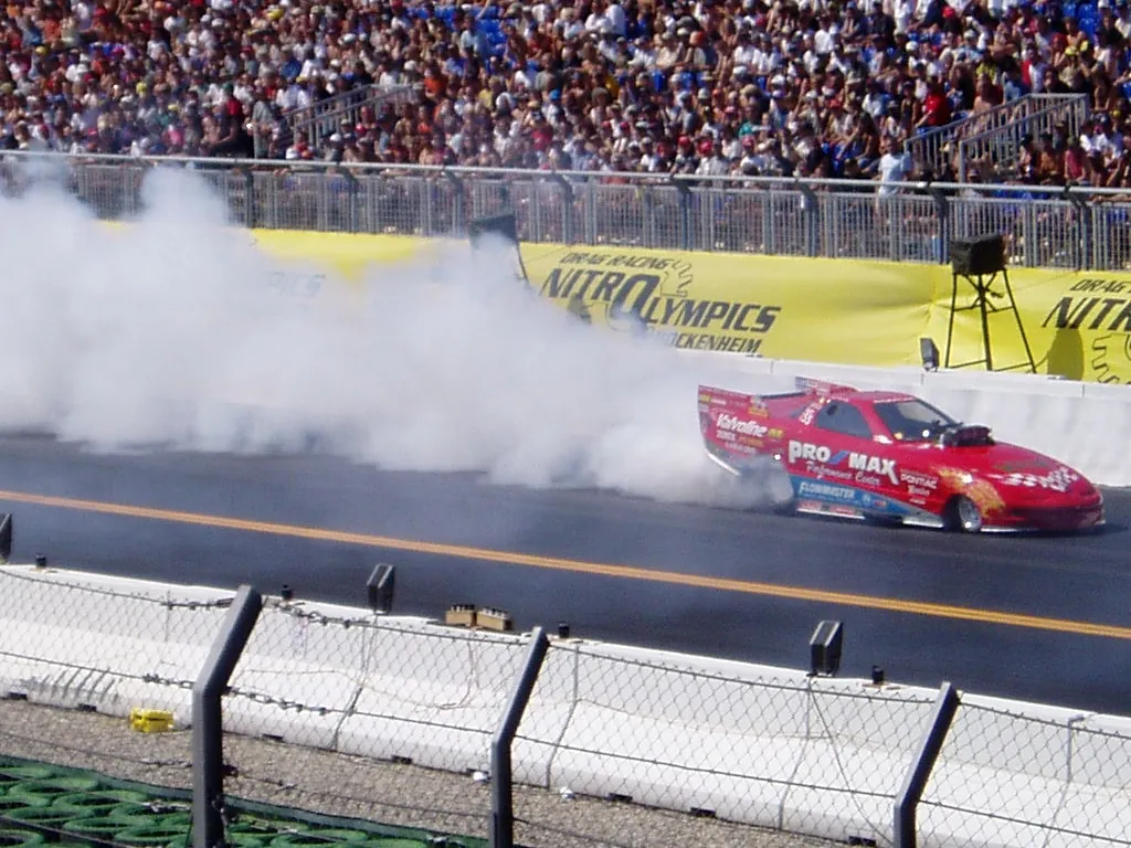 Funny Car bei einem Burnout mit Reifenrauch auf dem Hockenheimring