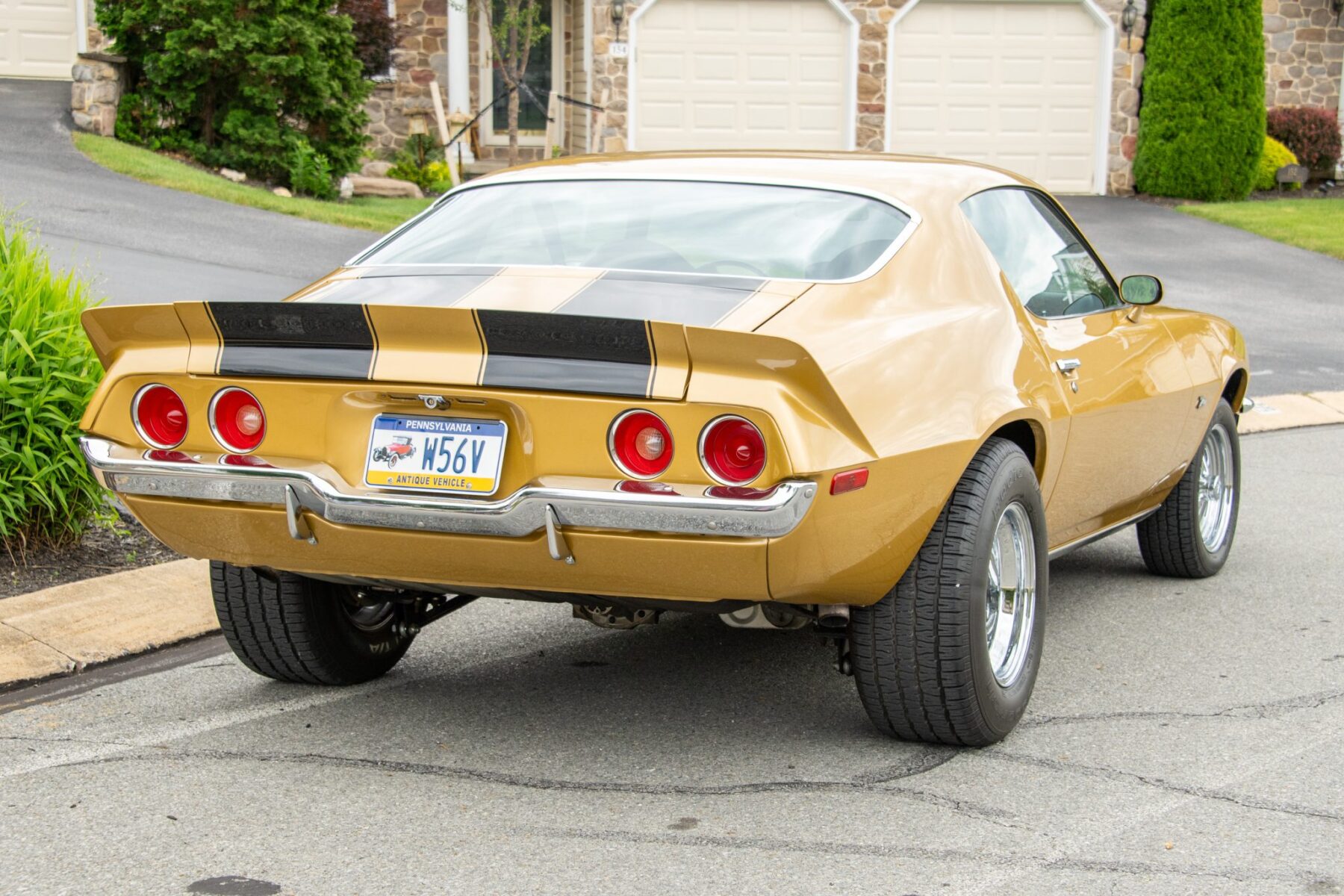 Goldener Chevrolet Camaro Z28 1972 von schräg hinten