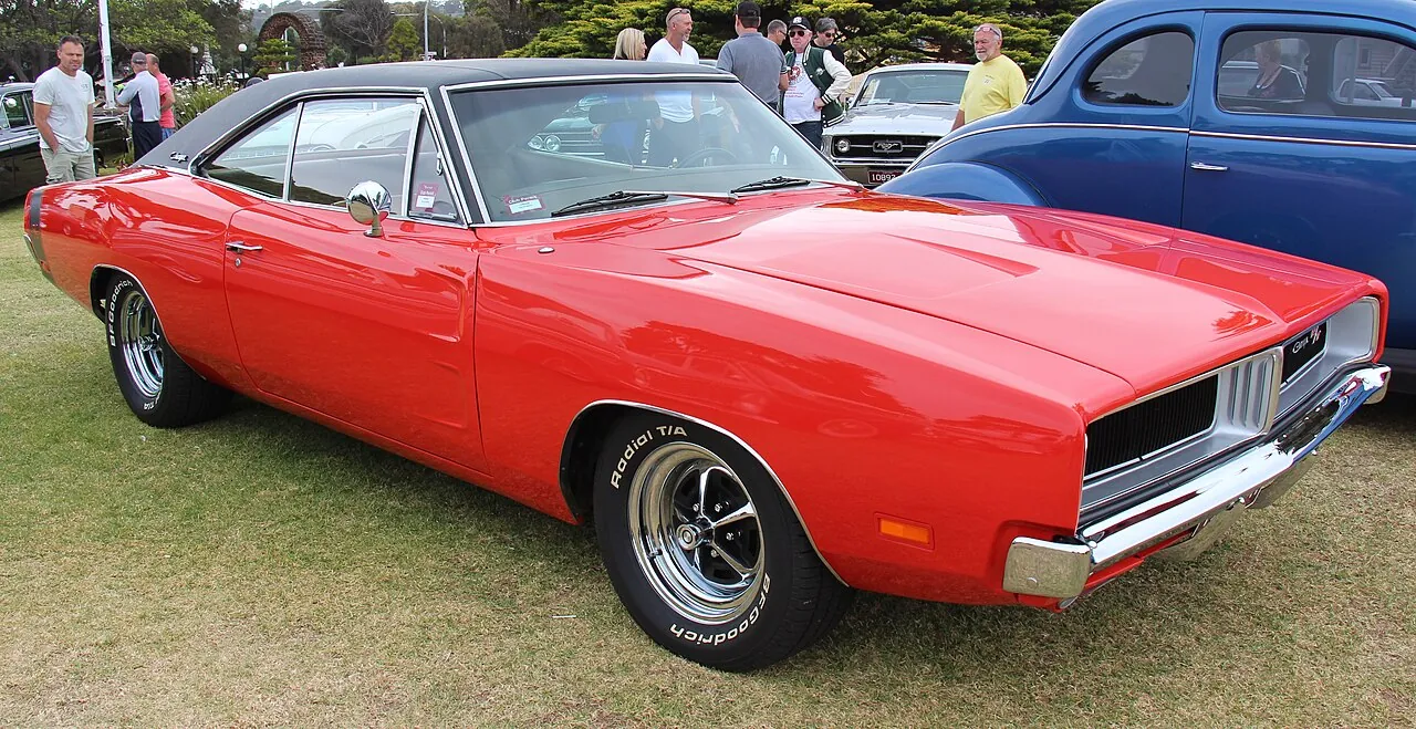 Orangefarbener Dodge Charger R/T von 1969 in Seitenansicht
