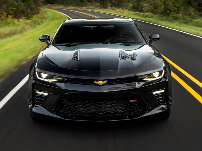 Schwarzer Chevrolet Camaro SS der sechsten Generation auf einer kurvigen Landstraße