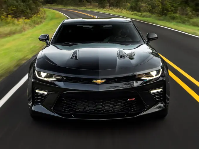 Schwarzer Chevrolet Camaro SS der sechsten Generation auf einer kurvigen Landstraße