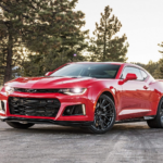 Roter Chevrolet Camaro ZL1 der sechsten Generation in Front-Dreiviertelansicht