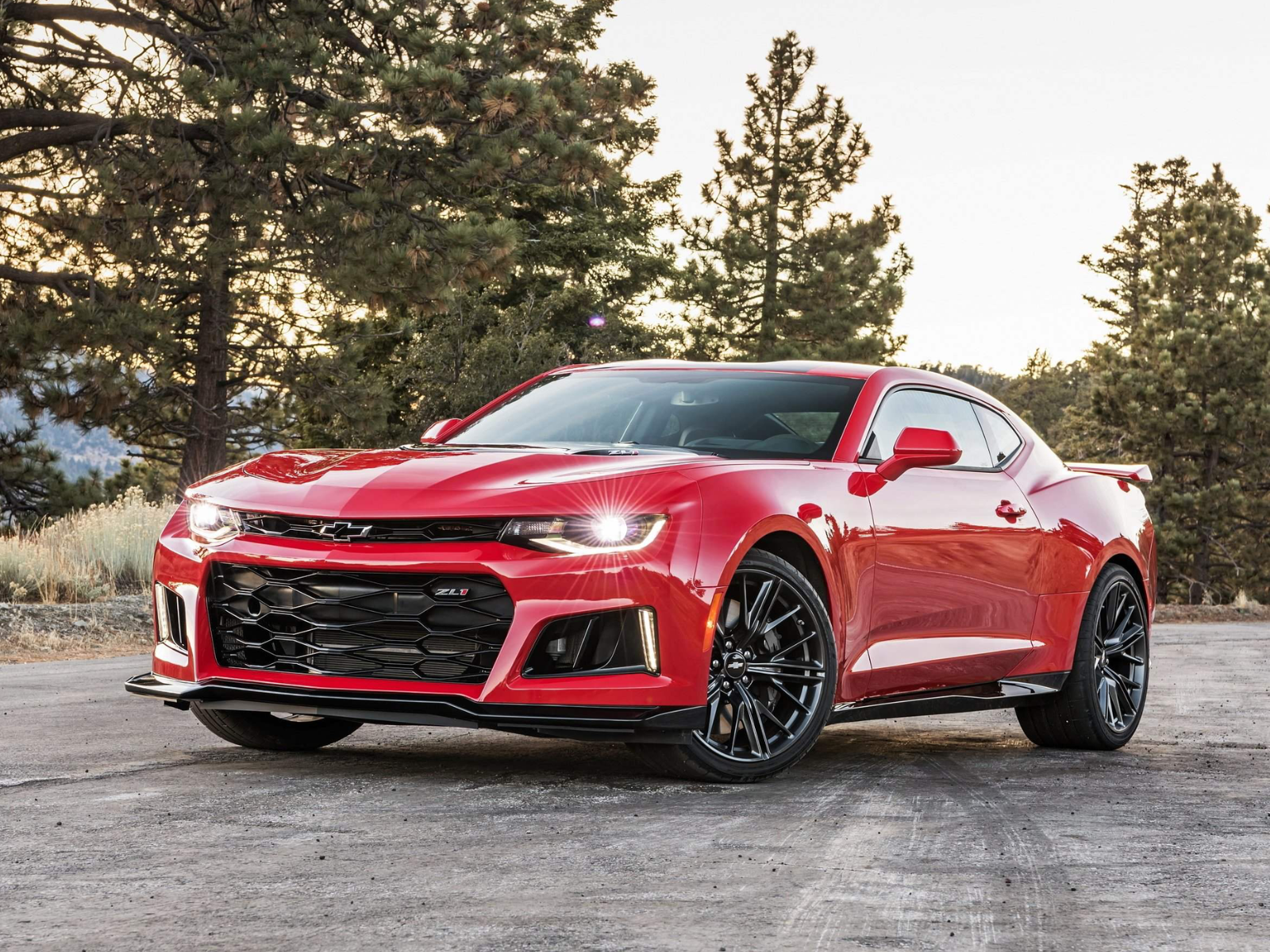 Roter Chevrolet Camaro ZL1 der sechsten Generation in Front-Dreiviertelansicht
