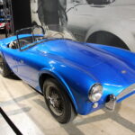 Shelby Cobra CSX2000 in metallicblauer Lackierung von schräg vorne