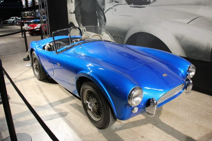 Shelby Cobra CSX2000 in metallicblauer Lackierung von schräg vorne