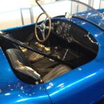 Originales Cockpit der Shelby Cobra CSX2000 mit abgenutzten Ledersitzen