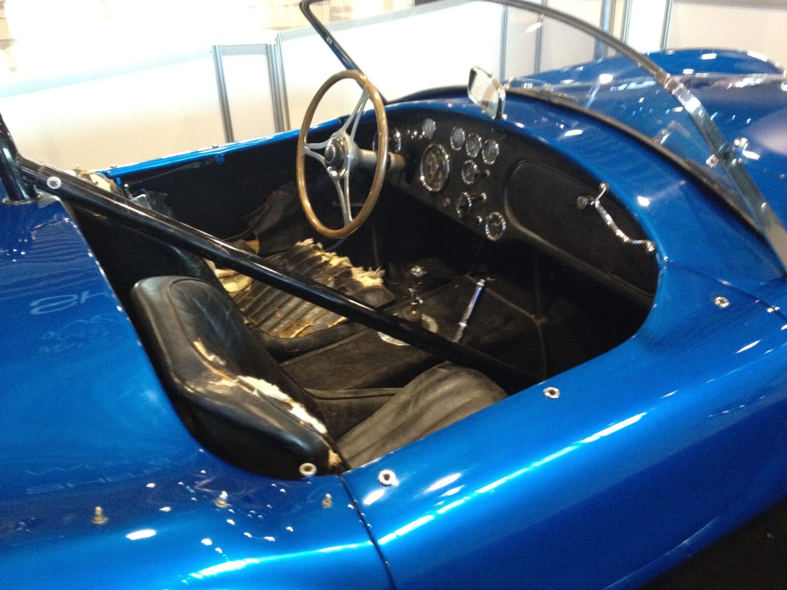 Originales Cockpit der Shelby Cobra CSX2000 mit abgenutzten Ledersitzen