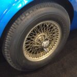 Historisches Speichenrad und Reifen der Shelby Cobra CSX2000
