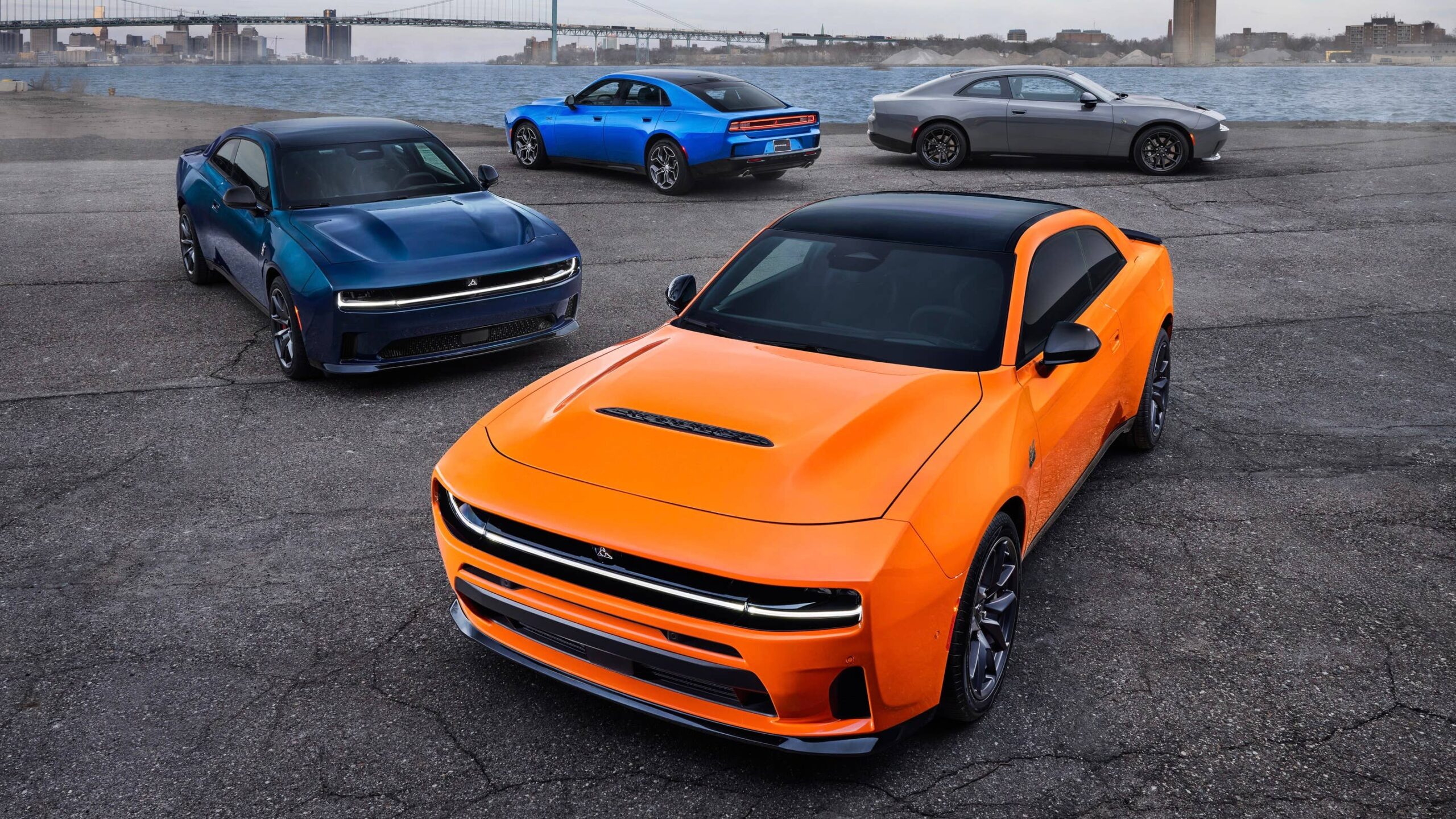 Aktuelle Dodge Charger Sixpack Modelle am Wasser