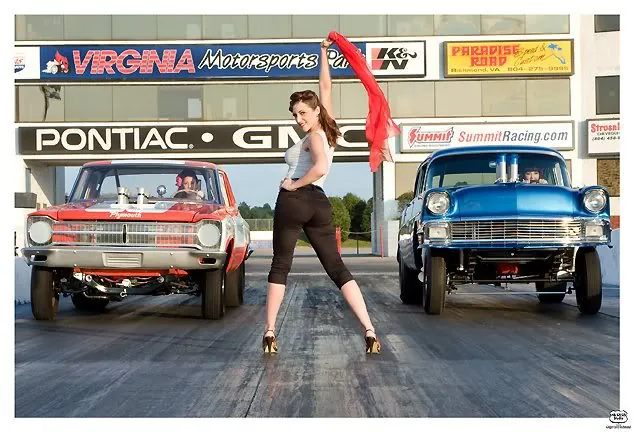 Zwei klassische Gasser an der Startlinie einer Drag-Racing-Strecke