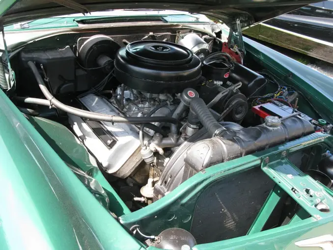 Chrysler FirePower Hemi V8 von 1956 auf einem Motorständer